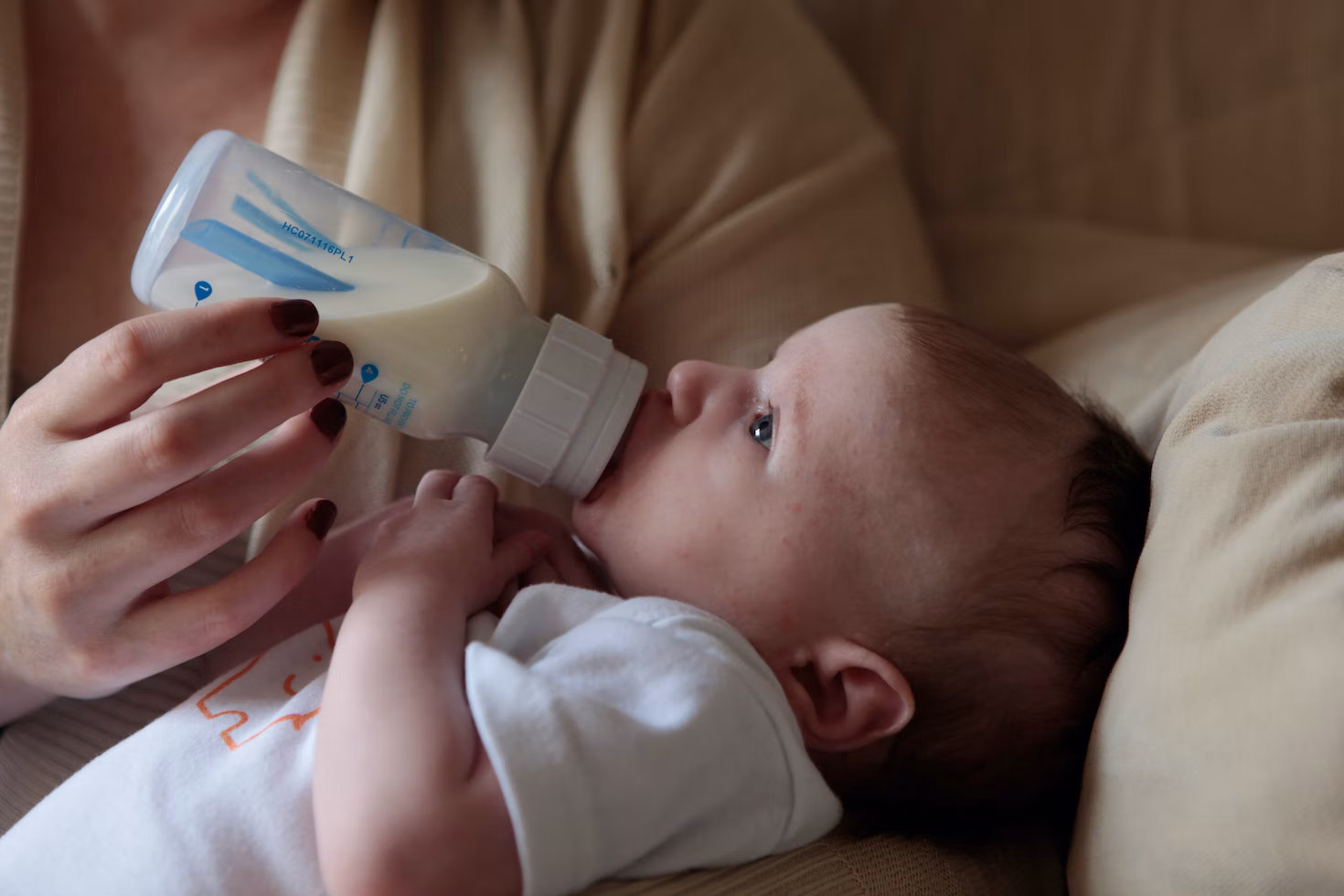 

Une image d'une bouteille de lait et d'une boîte de lait en poudre, avec une flèche pointant vers la bouteille de lait et un titre qui